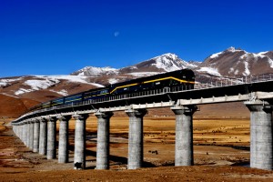 青藏铁路普通无缝钢轨全线换铺完成